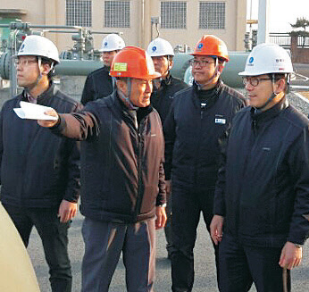장진석 한국가스공사 공급본부장(앞줄 오른쪽)이 경북 외동관리소를 방문해 불시 설비훈련을 실시하고 있다.   한국가스공사 제공